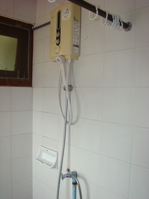 ห้องน้ำ มีเครื่องทำน้ำอุ่นด้วย