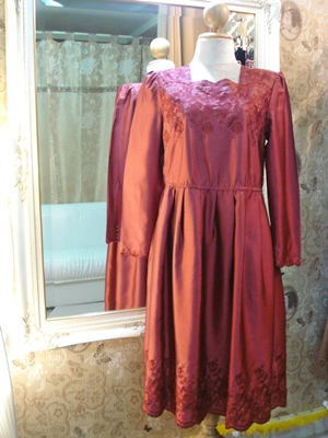 แม็กซ์มาร่า เดรสผ้าไหมแท้สีแดงเหลือบปักลาย แขนยาวใส่ออกงาน / Embroidered Red Silk Dress  size L  