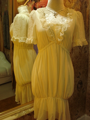 ชาแนล เดรสทรงโป่งสีวานิลลาผ้าวิ๊ง Vanilla Shimmer Bubble Dress  size S