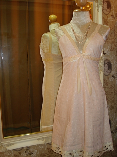 มอสชิโน เดรสสีโอลด์โรสแต่งริบบิ้นกำมะหยี่และลูกไม้  The Oldrose Lace Dress  size 4 
