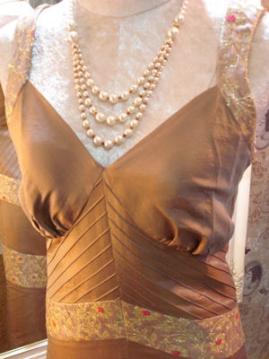 เผ่าทอง ทองเจือ เดรสยาวออกงาน ผ้าไหมไทยสีน้ำตาลทองตัดต่อผ้าลายดิ้นทอง / Thai Silk Sleeveless Dress  size 33