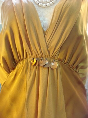 ดอนน่า ริโค เดรสออกงานผ้าซิลค์ลื่นสีน้ำตาลทอง แต่งผ้าชีฟองผูกคล้องคอ ใต้อกประดับเลื่อม / Golden Pale Halter Dress  size 8‚ 10
